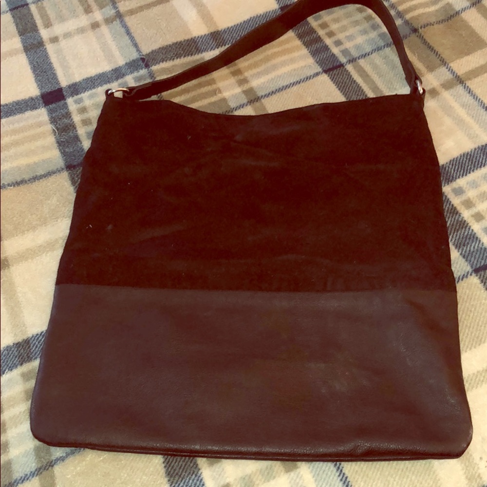 black shoulder bag